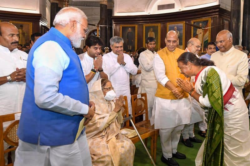 PM Modi Warm Gesture Of Picking Up former  President  Pratibha Patil Handkerchief.. viral video