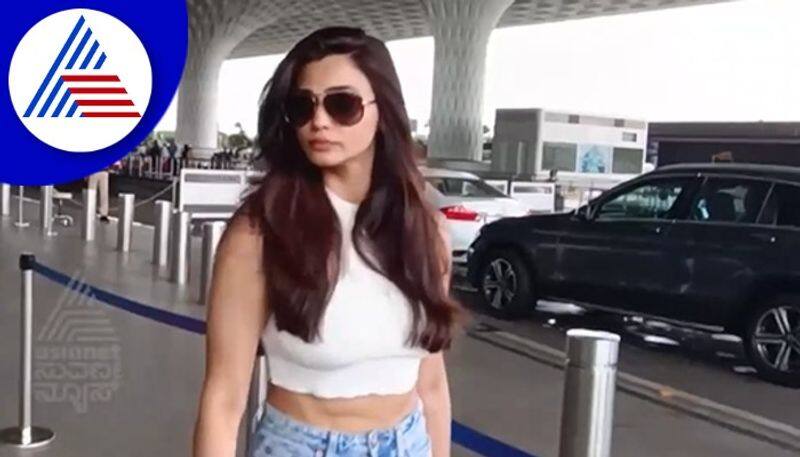 Daisy Sha snapped in Mumbai airport vcs