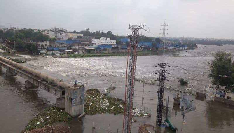 Police Closed  Hyderabad jiyaguda-puranapul  Road  due to Heavy floods to Musi River lns