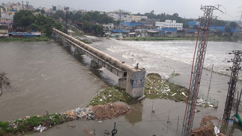 Hyderabad rains : woman dead body found near Musarambagh Bridge - bsb