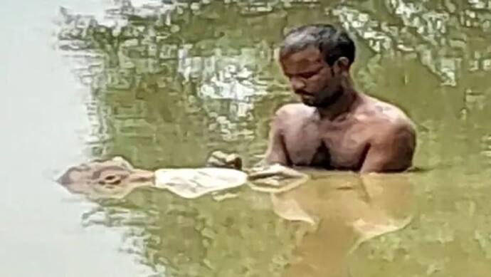 गोरखपुर में सनकी की खौफनाक करतूत: हत्या कर शव के ऊपर कुछ यूं खड़ा रहा दरिंदा, जानें पूरा मामला