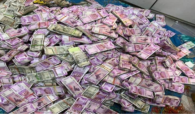 ed recovers 15 crore cash and gold from arpita mukherjees second house