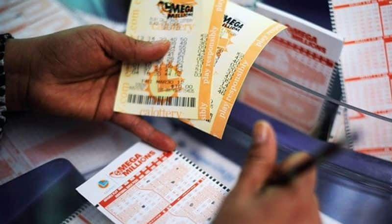 US Mega Millions jackpot surges to 1 billion dollars