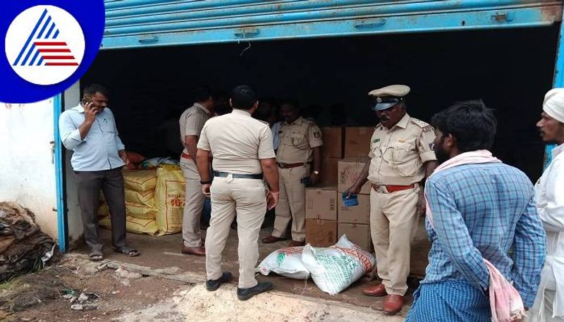 Agriculture Officials With Police Raid on Fake fertilizer Racket at Surapura in Yadgir grg