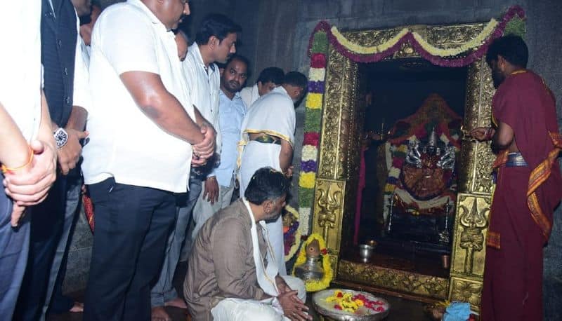 congress leader Dk shivakumar offers special pooja to goddess chamundeshwari akb