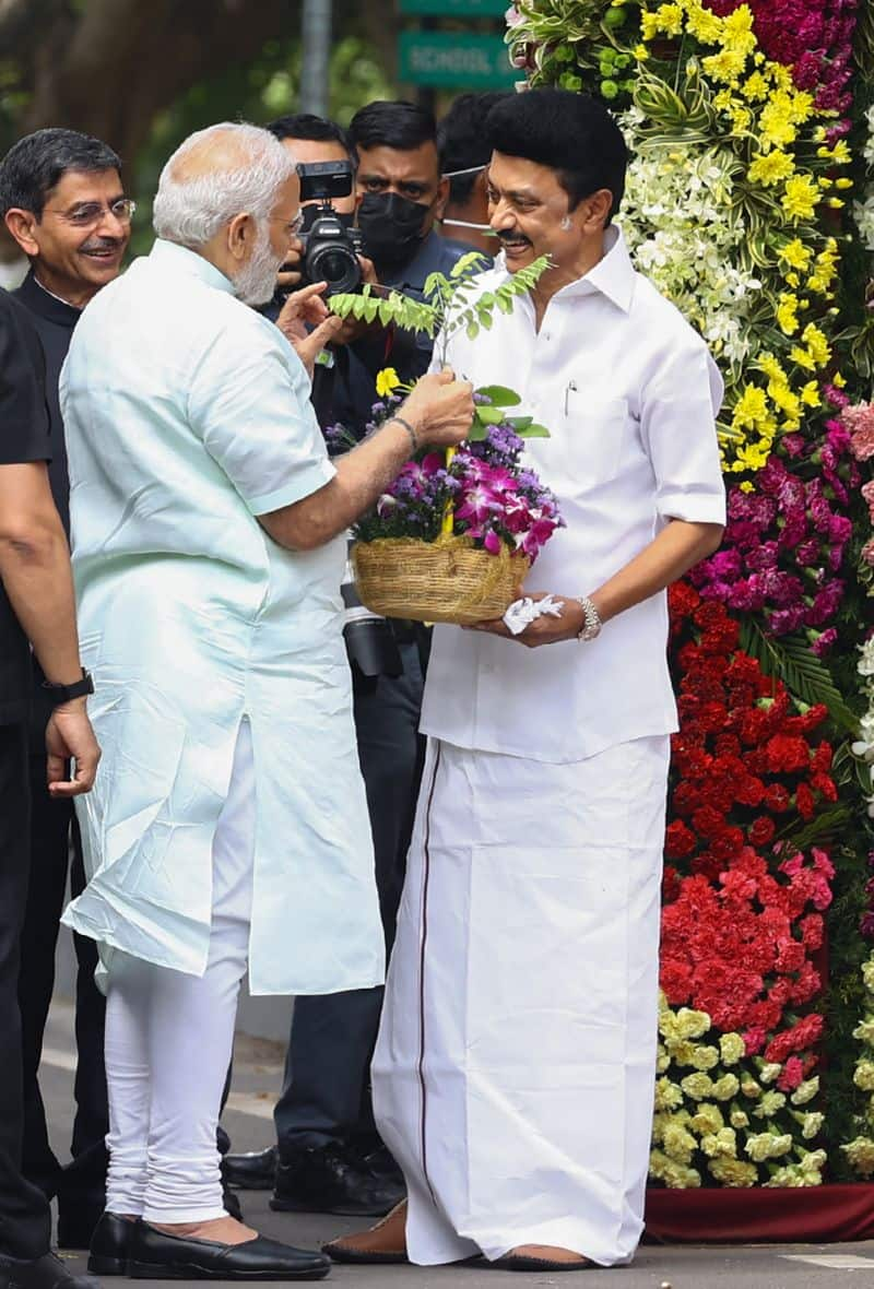 The Chief Minister of Tamil Nadu presented a chess board to PM Modi at the airport. 