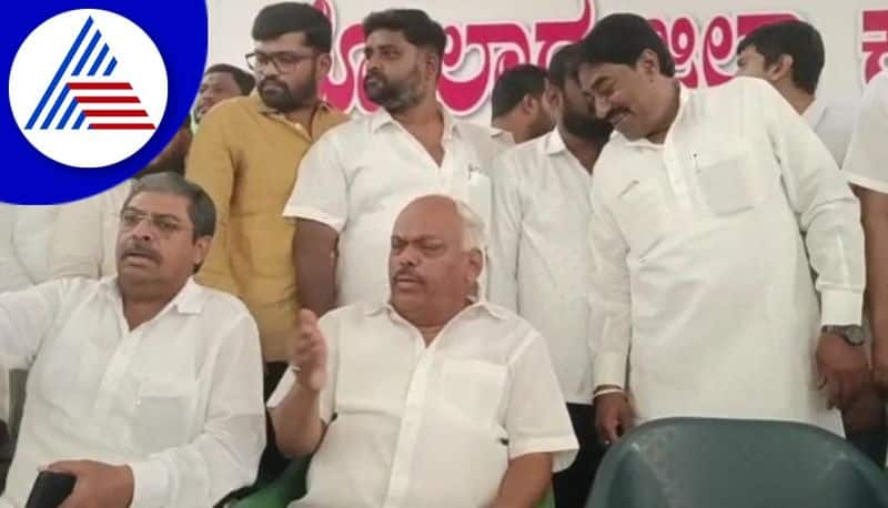 Congress members fight in Kolar Congress Bhavan Former Speaker KR Ramesh Kumar attack journalists gvd