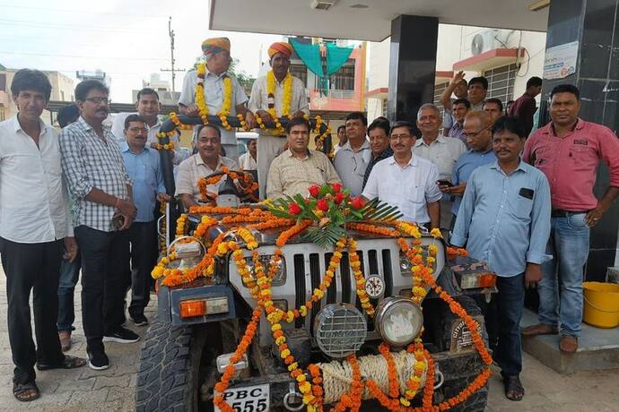 अपने ड्राइवर के रिटायरमेंट में CMHO ने दी अनोखी विदाई, मंच से जो कहा- उसे सुन इमोशनल हो गए लोग