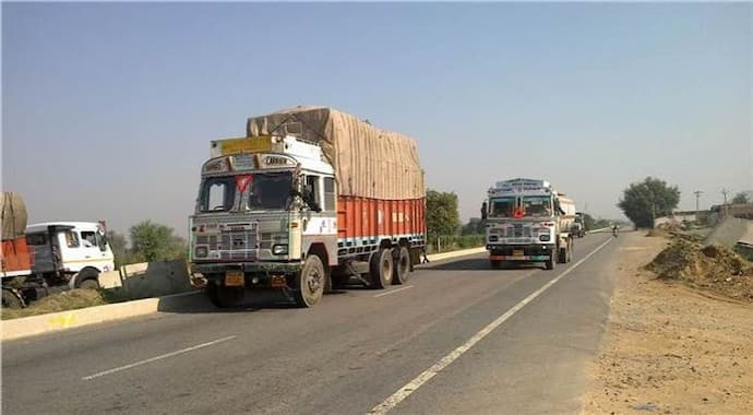 ट्रक के पीछे लिखा मैसेज सोशल मीडिया पर हुआ वायरल, IAS अफसर ने फोटो शेयर करते हुए लिखा- 'विडंबना' 