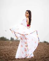 Rashmi Gautam: పాలరాతితో చెక్కిన శిల్పంలా రష్మీ.. చీరకట్టులో బ్యాక్ సొగసు అదుర్స్, మైమరపించే ఫోజులు 