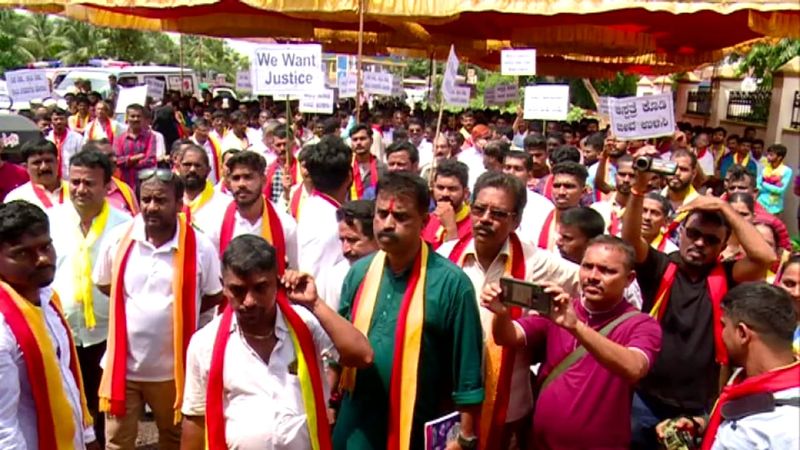 protest in honnavar for demanding multi specialty hospital at Uttara Kannada rbj