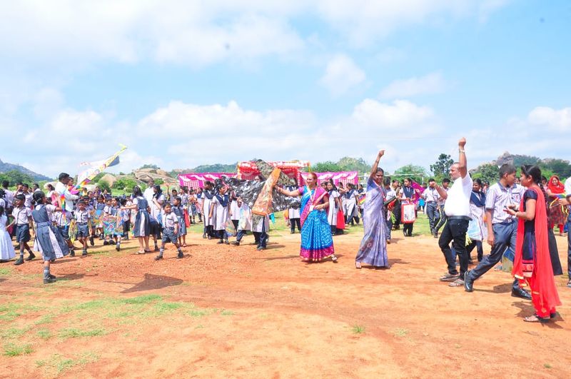 School Students Celebrates kite Festival In Chitradurga rbj