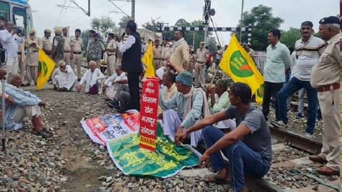 राजस्थान में  किसानों ने फिर शुरू किया आंदोलन: कहीं हाइवे किया जाम तो कहीं पटरियों पर बैठे, ट्रेन हुईं रद्द