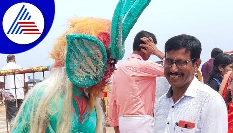 A man in Kundapra Dress up and raise money for the treatment of the sick rav