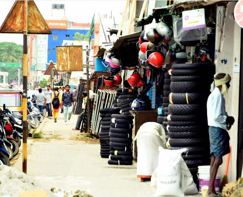 Shivamogga Smart city isssue traffic problems on footpaht rav