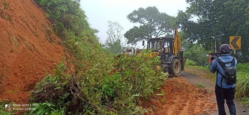 Heavy rain a hill fell on the Kallar Ponmudi road and the traffic was blocked