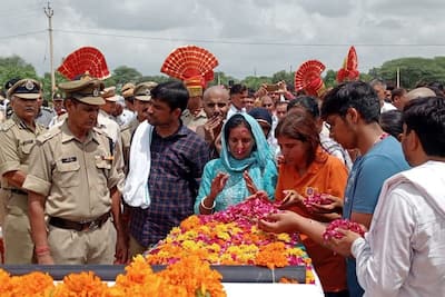 ताबूत में रखे शहीद पति के शव को एकटक निहारती रही पत्नी, रूला देंगी अंतिम विदाई की ये तस्वीरें