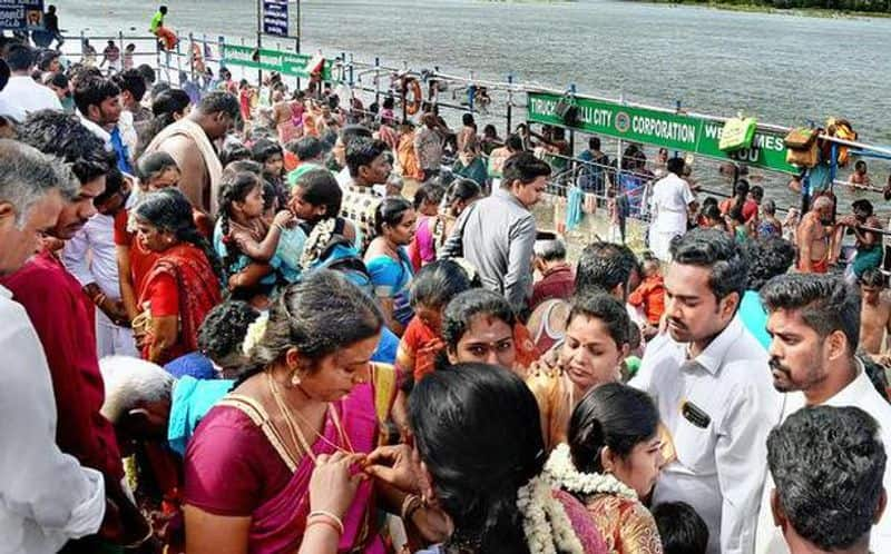 Aadi perukku 2023 : Trichy people celebrated aadi 18 special at cauvery river