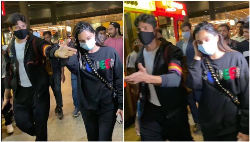 kiara advani and Sidharth Malhotra spotted at airport sgk