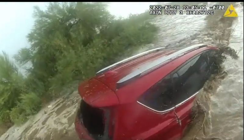 Police officers rescue woman in Arizona, who trapped inside car which stuck in flood akb