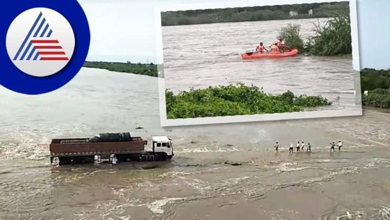 Rescue Operations Driver protection but Cleaner not disappear in river ballari rav