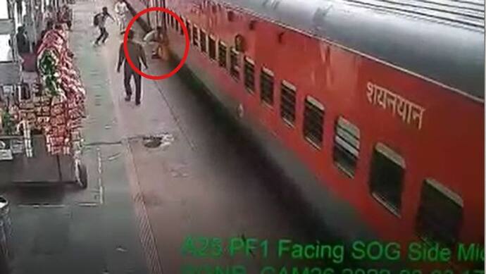 देवदूत बना RPF कांस्टेबलः VIDEO में देखें कैसे चलती ट्रेन के दौरान सीढ़ियों में फंसी महिला को जवान ने बचाया