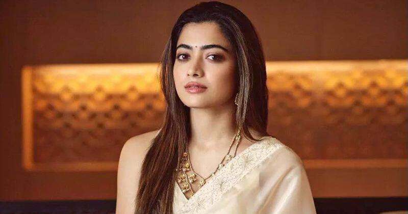 actress rashmika mandanna hopsitalized due to knee pain gvd