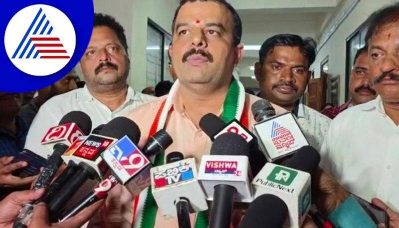 DK Shivakumar Siddaramaiah hug was forced says minister Sunil Kumar gow