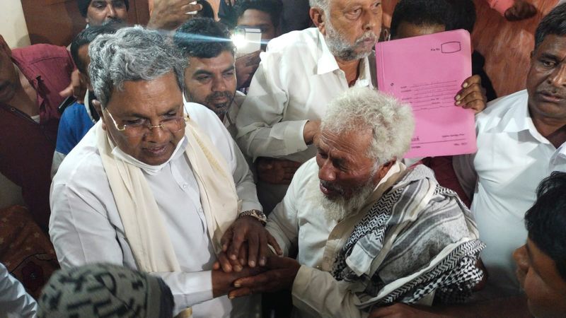 Siddaramaiah Visits His Mysuru Fan Home Who Killed In Road Accident rbj 