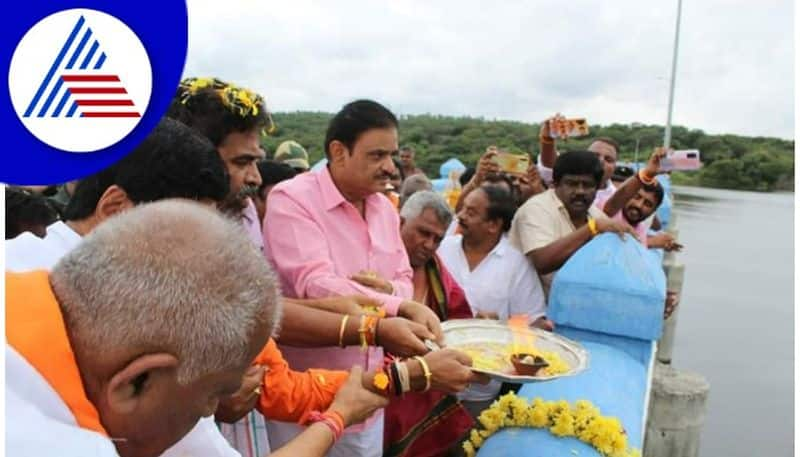 minister byrathi basavaraj and minister muniratna offering-of-bagina-to kolar Yaragol Dam gow