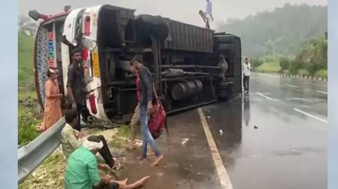  मध्य प्रदेश से गुजरात जा रही बस राजस्थान के डूंगरपुर में पलटी,  3 लोगों की मौके पर मौत