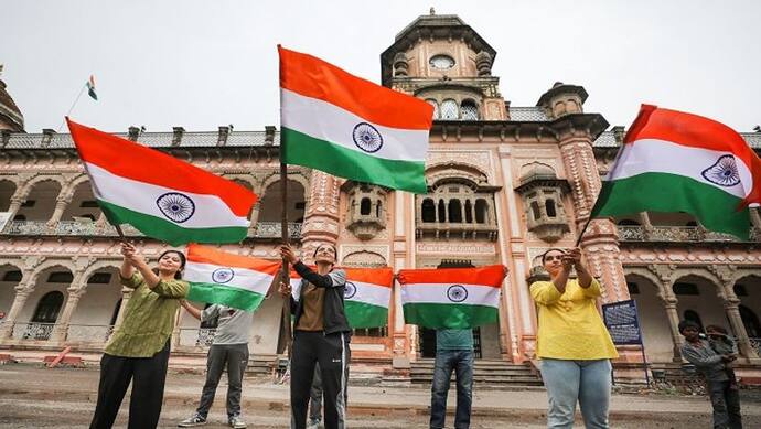 हर घर तिरंगा अभियान के कारण आसमान छू रही झंडे की बिक्री, मांग पूरी करने में व्यापारियों के छूटे पसीने