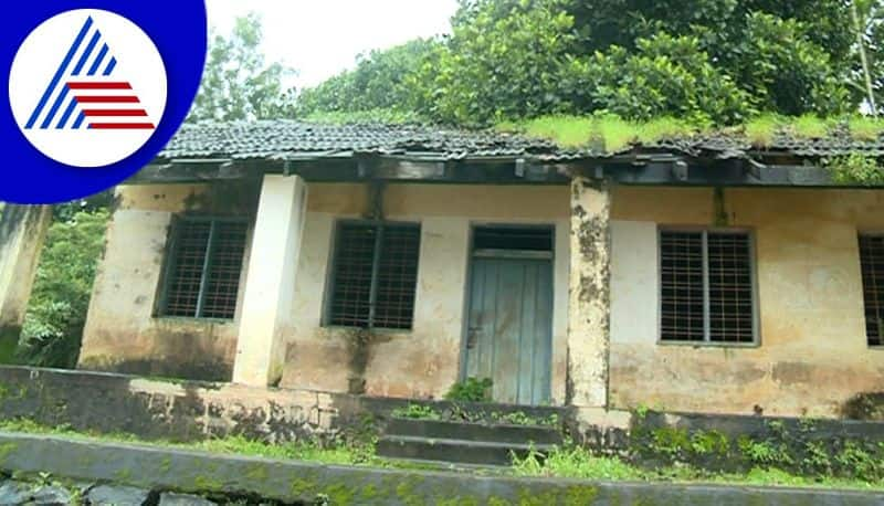 A School Building Like A Ghost Bungalow In Narasimharajapura At Chikkamagaluru gvd