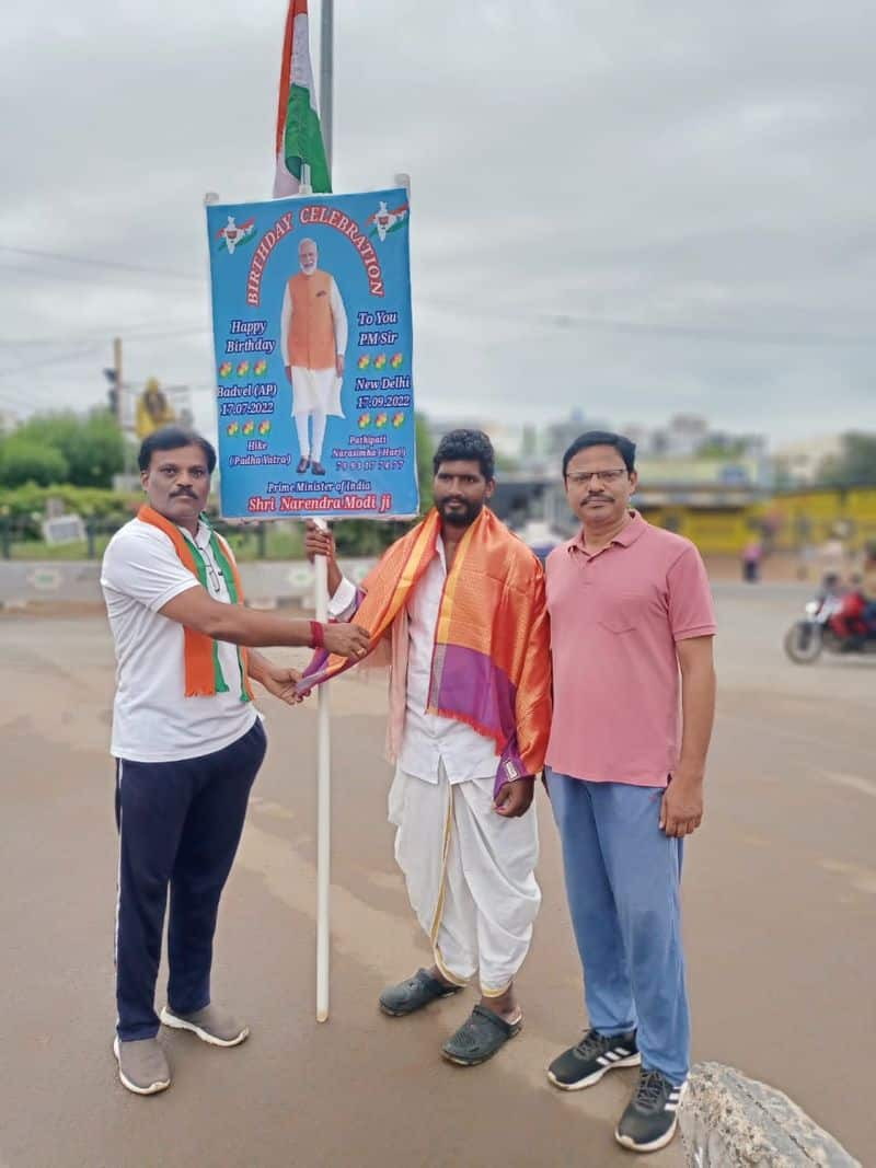 So much devotion on Prime Minister.. Pilgrimage to Andhra TO Delhi Modi devotee who walks 2000 km. 