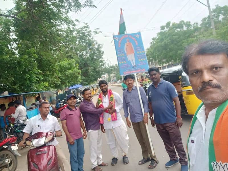 So much devotion on Prime Minister.. Pilgrimage to Andhra TO Delhi Modi devotee who walks 2000 km. 