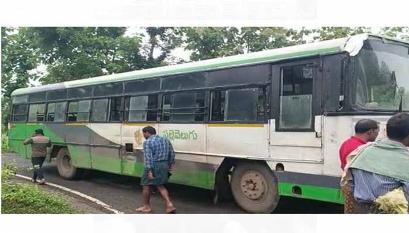 40 మంది విద్యార్థులతో వెళుతుండగా... బస్సు చక్రాలు అమాంతం విరిగిపడటంతో....