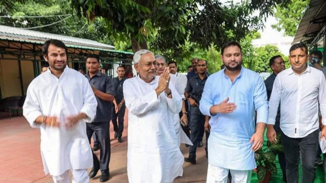 Nitish Kumar to take oath as CM at 2pm, Tejashwi Yadav to be his Deputy