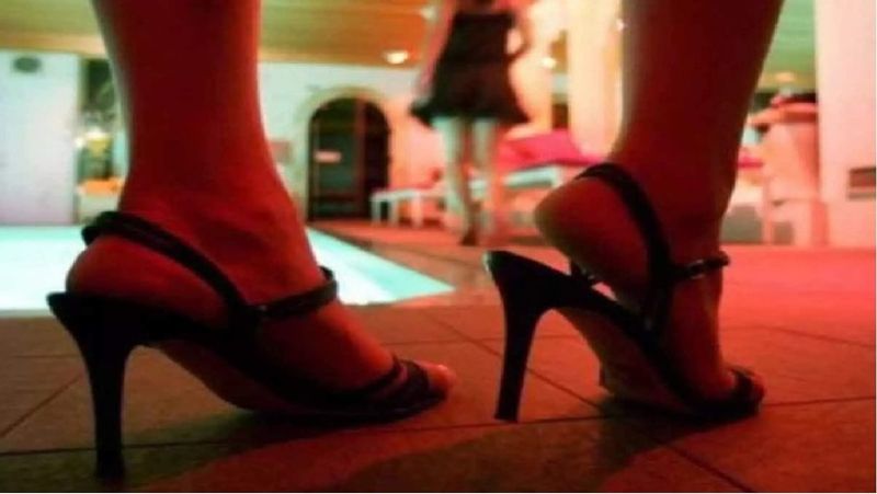 prostitution in a lodge, Six people including two women arrested in Hyderabad