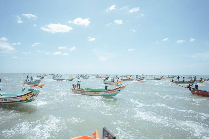 annamalai went boat rally with national flag at deep sea