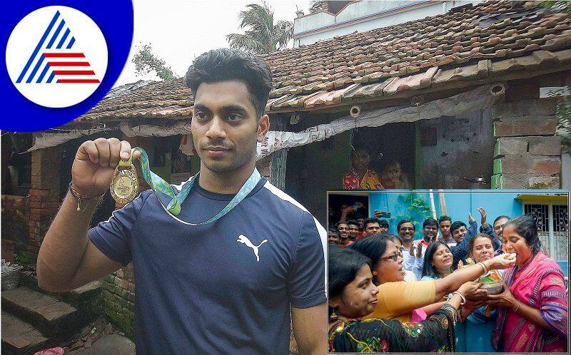 Commonwealth Games Gold Winner Achinta Mother Purnima Sheuli Keeps His Medals Wrapped in a Half torn Saree san