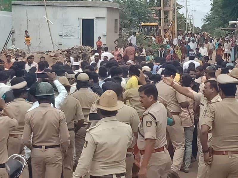 two killed in communal clashes in hulihaidar village of Kanakagiri at koppal gvd