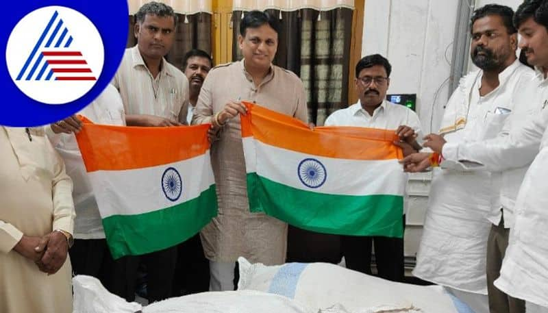 India75 50 thousand flags handed over by Dharamsingh Foundation Jevargi rav