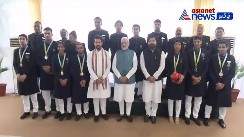 PM Narendra Modi meets India Commonwealth Games 2022 contingent at his residence price Indian Athletes Achievements kvn