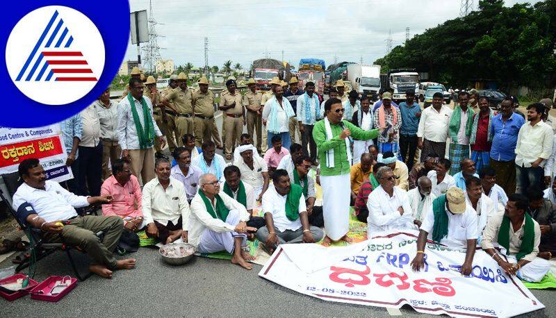 Farmers block highway for FRP increase at davanagere gvd