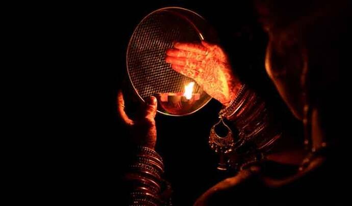 Karwa Chauth 2022: साल 2022 में कब किया जाएगा करवा चौथ व्रत, जानिए तारीख, पूजा विधि और मुहूर्त