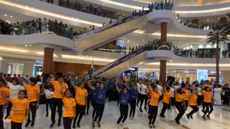 Hindustani flash mob suprises Dubai mall shoppers; PM glad to see Diaspora's spirit