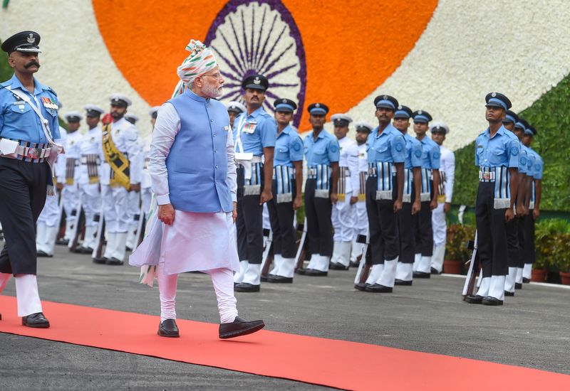 modi wears white safa with tricolour stripes long trail on 76th independence day