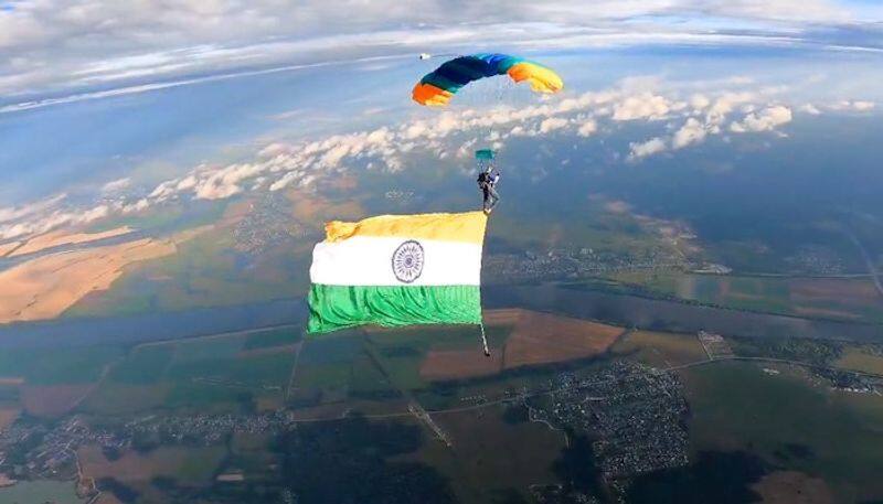 Independence Day 2022 Tricolour unfurled from parachute thousands of feet in air in Russia gcw