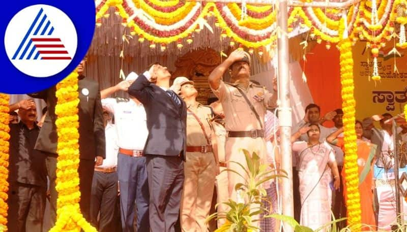 75th independence Chikkamagaluru DC Ramesh KN  flag hoisted gow