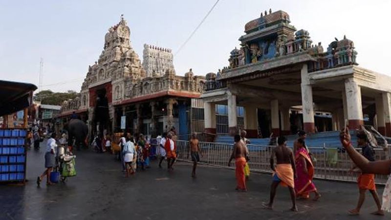 chain snatching case in tiruchendur murugan temple two women arrested